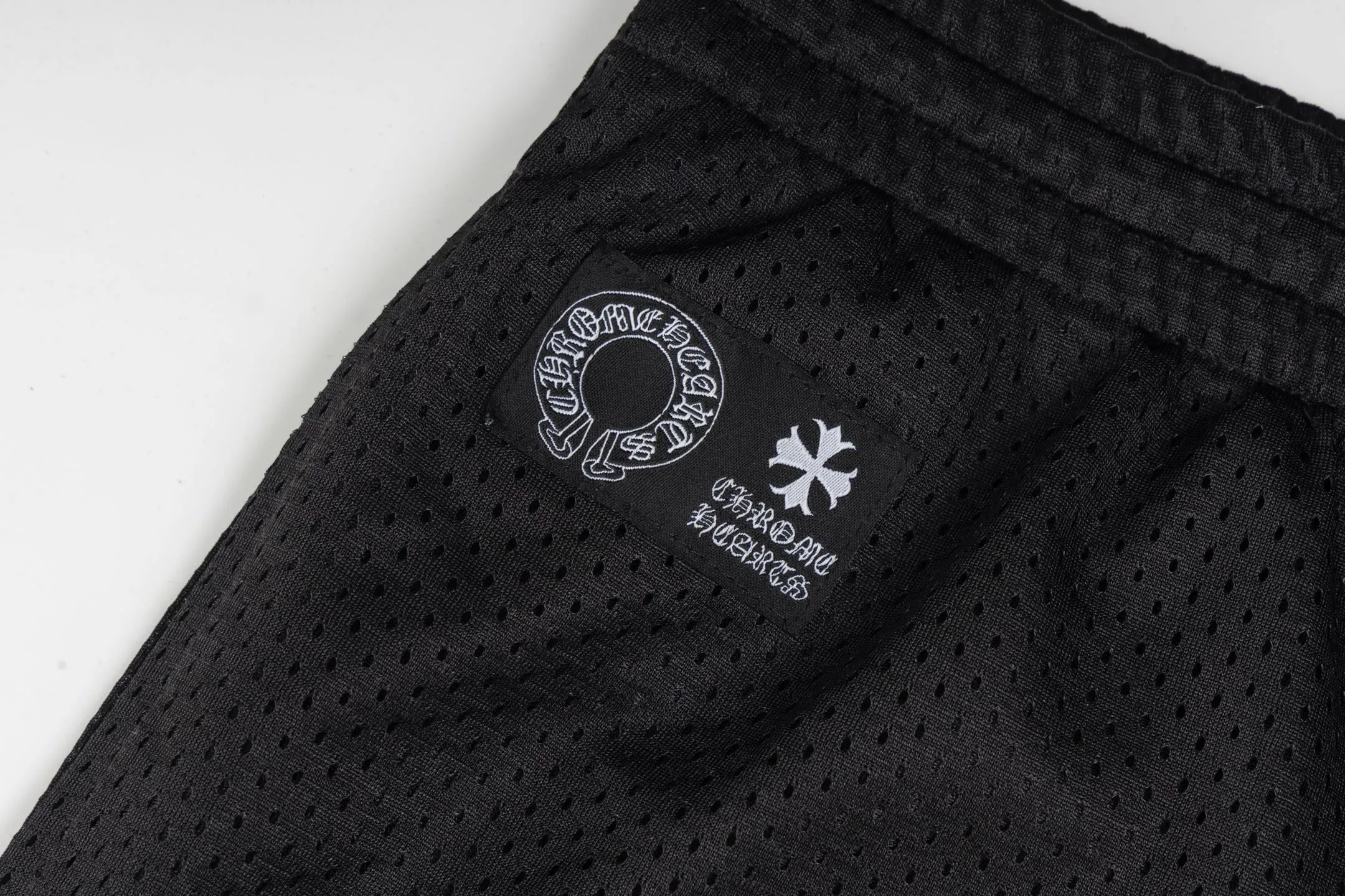 🅿️380 [Exclusive supply] CH Kroxin Sanskrit mesh hockey trousers are made of high-quality cotton fabrics and selected black mesh fabrics, showing a unique sports style. The straight cut design and mid-waist silhouette can naturally modify the leg lines when worn. The black base fabric is printed with the brand's iconic letter pattern. The pattern is clear and three-dimensional. The environmentally friendly printing and dyeing process is used to ensure that the color is long-lasting and does not fade. The waistband is equipped with the brand's exclusive metal fasteners, and the details are exquisite. The inner stitching is flat and firm, and all seams are reinforced to improve durability. The trousers are slightly tapered and matched with the unique sports elements of the hockey jersey series, maintaining a casual style without losing a sense of fashion. The overall weight is moderate, suitable for daily wear in autumn and winter. The fabric has been pre-shrunk and will not deform easily after washing, keeping the shape stable. Size:S/M/L